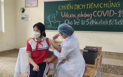 Cận cảnh tiêm vaccine Covid-19 cho trẻ lớp 6 tại Quảng Ninh