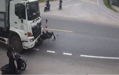 Video: Sang đường bất cẩn, người đàn ông đi xe máy bị xe tải tông văng xa