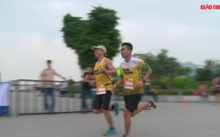 Video: VĐV khiếm thị hoàn thành xuất sắc cự ly 21km ở Giải Marathon vì ATGT
