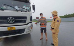 CSGT Bắc Giang dầm mưa rét gần 2 giờ xử lý xe đi vào đường cấm