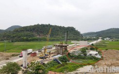 Cao tốc qua Nghệ An: Cầu xong mố trụ phải chờ đường vì... vướng nhà dân