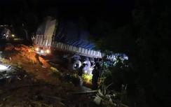 Xe tải biển Lào mất phanh lao thẳng vào nhà dân, 3 người tử vong