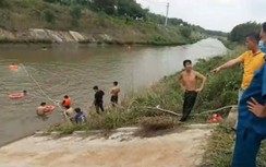 Video: Thanh niên lao xuống kênh nước cứu tài xế máy cày, 2 người tử vong