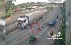 Video: Lái xe ba gác gãy rời chân phải do lấn làn đâm vào xe tải