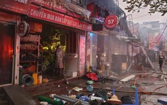 Hiện trường vụ cháy cửa hàng lốp ô tô lan ra 6 căn nhà tại phố Nguyễn Hoàng