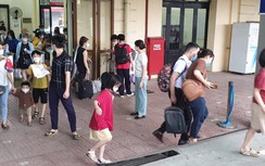 Hành khách ùn ùn đổ về ga Hà Nội, đường sắt phải bán cả vé ghế phụ