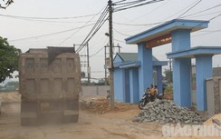 Hà Tĩnh: Bất an vì xe chở đất "đại náo" trước cổng trường mầm non