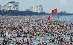 Nghìn du khách khắp nơi đổ về, bãi biển Sầm Sơn ken cứng người