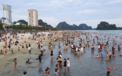 Ùn ùn đổ về Quảng Ninh nghỉ lễ, du khách ken kín từ trên bờ xuống dưới biển