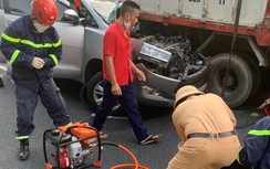 Phá cửa cứu tài xế mắc kẹt trong cabin sau vụ tai nạn trên cao tốc
