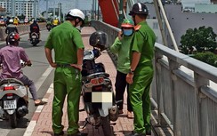 Cô gái trẻ bất ngờ để xe máy trên cầu Bình Lợi nhảy sông Sài Gòn tự tử