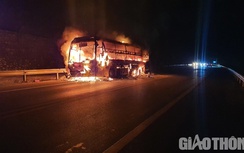 Xe khách bất ngờ bốc cháy trên cao tốc Nội Bài - Lào Cai