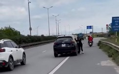 Lộ nguyên nhân lái xe ô tô Mazda 5 kéo lê vợ trên đường ở Hà Nội