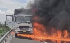 Xe tải chở dầu cháy dữ dội trên cao tốc TP.HCM - Trung Lương, ùn ứ kéo dài