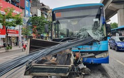 Xe tự chế chở sắt chạy ngược chiều đâm xuyên xe buýt trên đường Nguyễn Trãi
