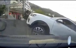 Video: Lùi xe bất cẩn, tài xế lao thẳng xuống vực