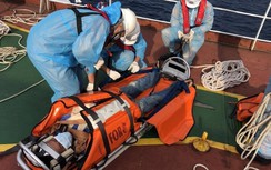 Cứu kịp thời 2 thuyền viên Philippines bị trọng thương