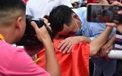 Cô gái dân tộc Thái ôm cha khóc nức nở khi giành HCV SEA Games 31