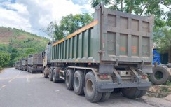 Xe tải lật khiến Cửa khẩu Quốc tế La Lay bị ách tắc