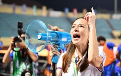 Thần thái gây "bão" của nữ trưởng đoàn xinh đẹp đội U23 Thái Lan