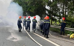 Ô tô con bốc cháy ngùn ngụt trên cao tốc, tài xế thoát chết trong gang tấc