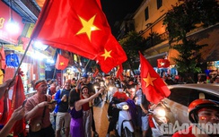 "Rừng" cờ nhuộm đỏ rực đường phố mừng kỳ tích của U23 Việt Nam