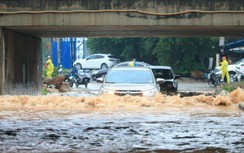 Đường phố Hà Nội ngập nặng sau mưa lớn, ô tô chết máy hàng loạt