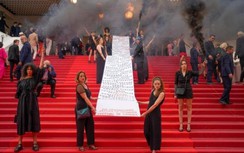 Thảm đỏ LHP Cannes 2022 liên tục náo loạn vì phụ nữ biểu tình