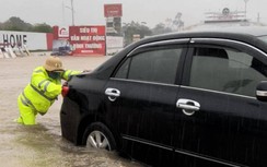 CSGT Vĩnh Phúc dầm mưa phân luồng, hỗ trợ tài xế trên phố
