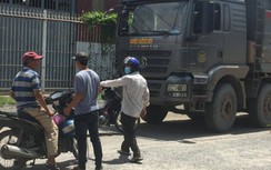 Người dân Biên Hòa bức xúc, chặn xe ben đi đường cấm vào mỏ đá Tân Cang