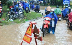 Hà Nội cứ mưa lớn là ngập nặng, nhiều tuyến phố thành sông