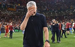 HLV Jose Mourinho khóc trong ngày cùng Roma đi vào lịch sử