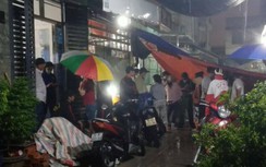 Người dân đội mưa quyên tiền hỗ trợ gia đình nạn nhân bị điện giật tử vong