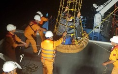 Xuyên đêm cứu thuyền phó tàu dầu đau tim trên biển
