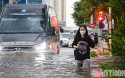 Nhiều đường Hà Nội thành sông sau mưa lớn, xế sang cũng "chết" giữa đường