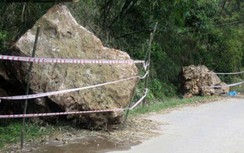 4 hộ dân di dời khẩn cấp do nhiều đá tảng từ trên núi rơi xuống đường