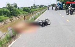 Video TNGT 1/6: Nữ sinh đi xe máy tử vong thương tâm sau va chạm với xe tải