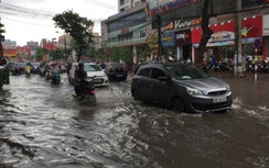 Hà Nội: Hàng chục tuyến phố lại ngập sâu sau trận mưa lớn tối nay