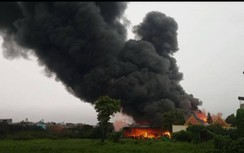 Cháy lớn kho chứa hàng ở ven TP.HCM, cảnh sát căng mình dập lửa