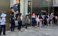 Ngày đầu dỡ phong tỏa, nhiều người Thượng Hải đổ xô đi mua hàng hiệu