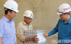 Công đoàn GTVT thăm, tặng quà công nhân dự án cao tốc Mai Sơn - QL45