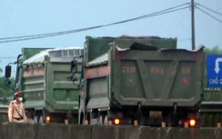 Video: Tận thấy xe quá tải nối nhau "thông chốt" CSGT Quảng Trị