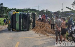 Video: Toàn cảnh vụ xe chở đất lật đè ô tô con khiến 3 người tử vong