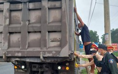 CSGT Lạng Sơn đưa xe đến xưởng cắt phần cơi nới, chặn tận gốc xe quá tải