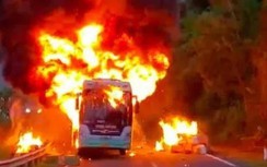 Khánh Hoà: Xe khách chở 44 người bất ngờ nổ lốp, bốc cháy trên đèo Khánh Lê