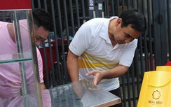 Thương "chàng béo" dạy học miễn phí 14 năm, Quyền Linh tặng xe bán bánh mì