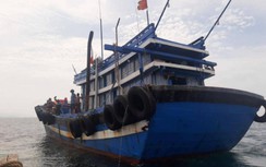 Cận cảnh bắt tàu giã cào "càn quét" hải sản tại vùng biển Hà Tĩnh