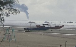 Cháy rụi xuồng vận chuyển xăng trên vùng biển Quảng Ninh