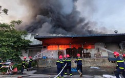 Cảnh sát vật lộn với “giặc lửa” khống chế vụ cháy lớn tại nhà máy Scavi Huế