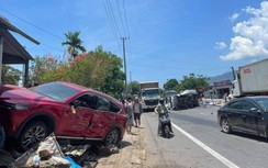 Xe tải lật “phơi bụng”, xe con lao vào vựa ve chai sau cú va chạm liên hoàn